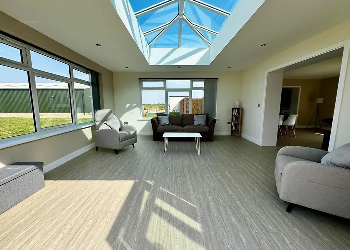 Luxury Isla Cottages, Bourne! Dog-Friendly, Countryside Views, Garden, Parking, 5Mins Pubs - Family Holiday