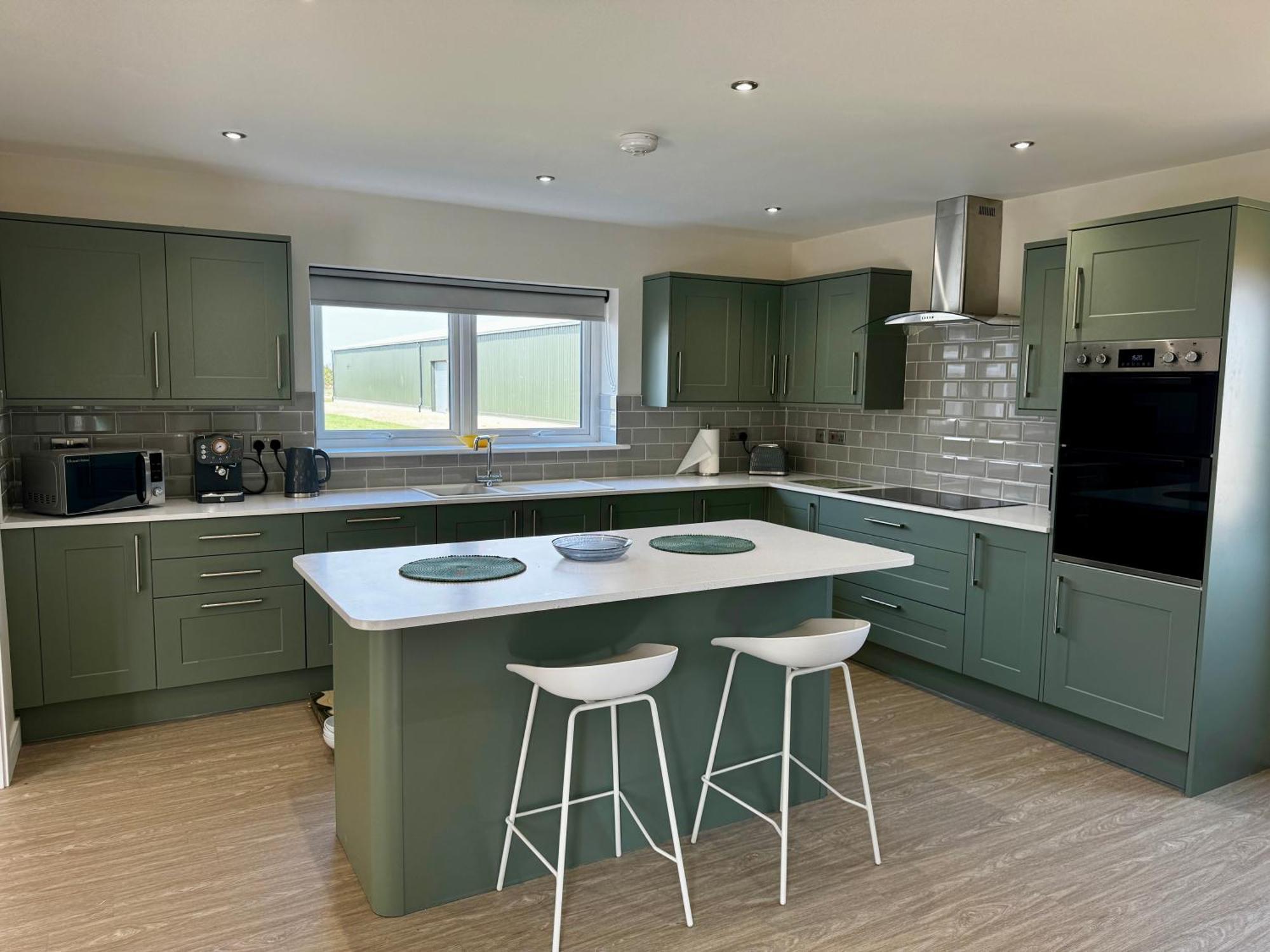 Luxury Isla Cottages, Bourne! Dog-friendly, Countryside Views, Garden, Parking, 5mins Pubs - Family Villa *