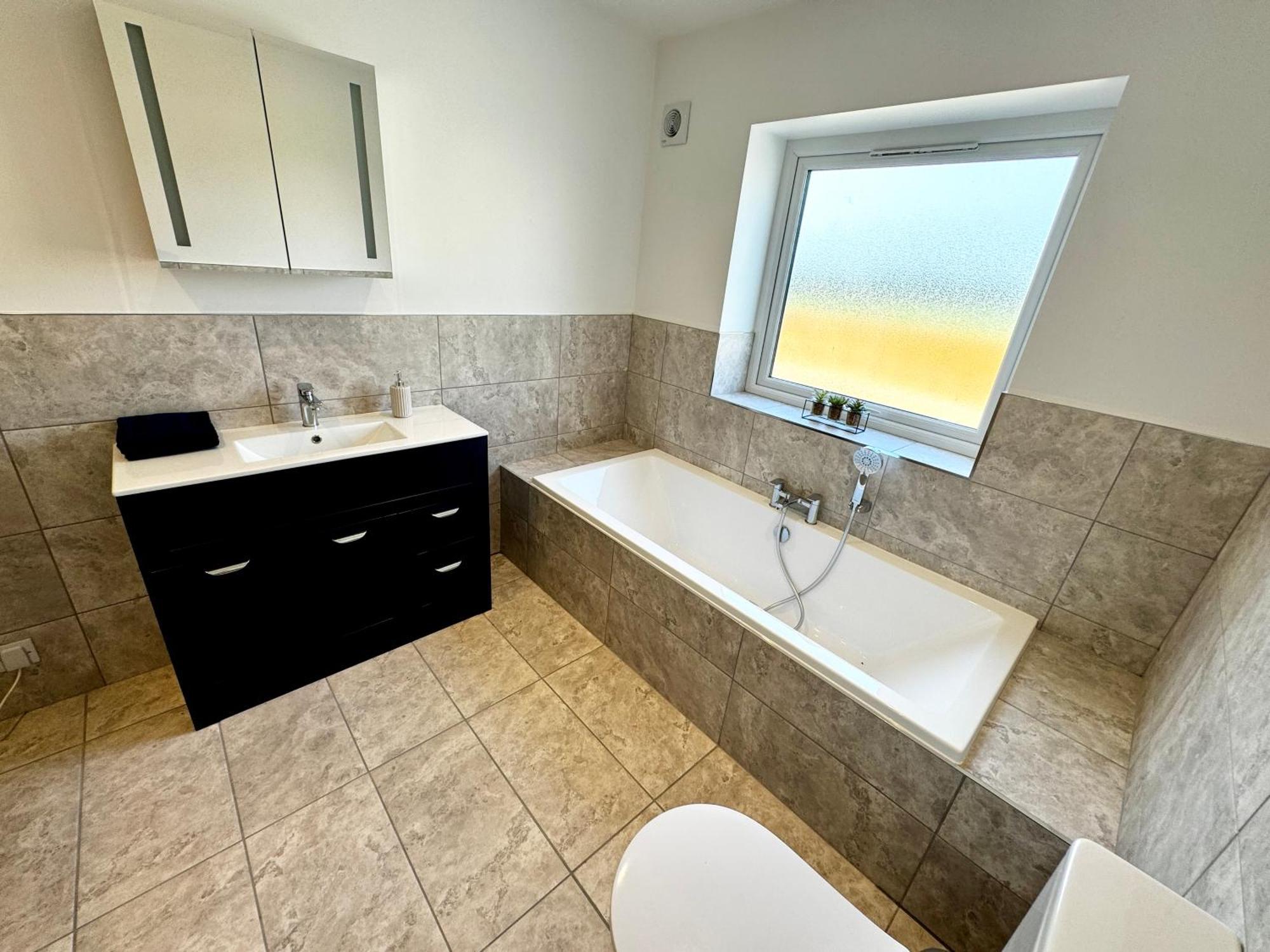 Luxury Isla Cottages, Bourne! Dog-friendly, Countryside Views, Garden, Parking, 5mins Pubs - Family Bourne