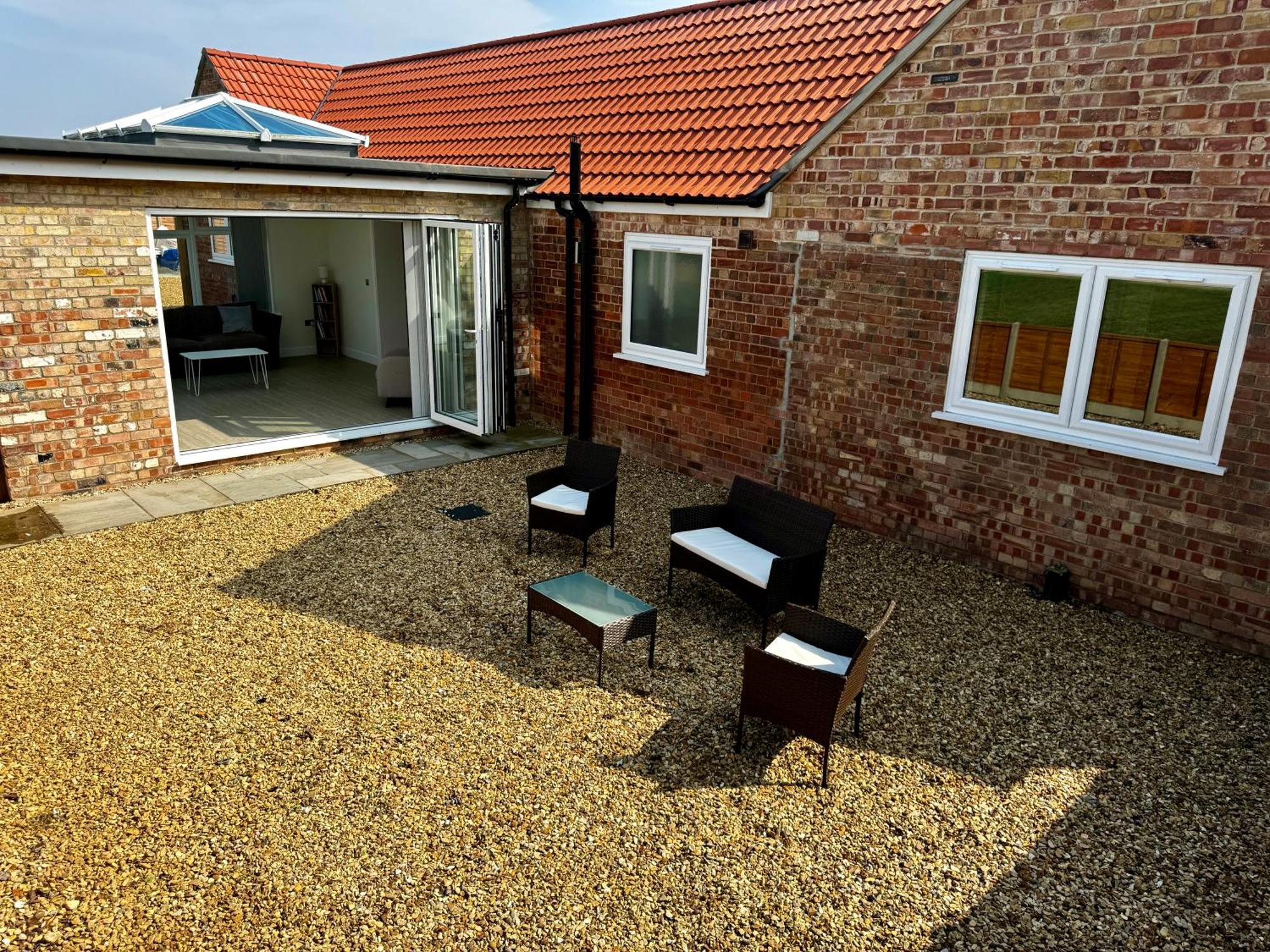 Luxury Isla Cottages, Bourne! Dog-friendly, Countryside Views, Garden, Parking, 5mins Pubs - Family Bourne