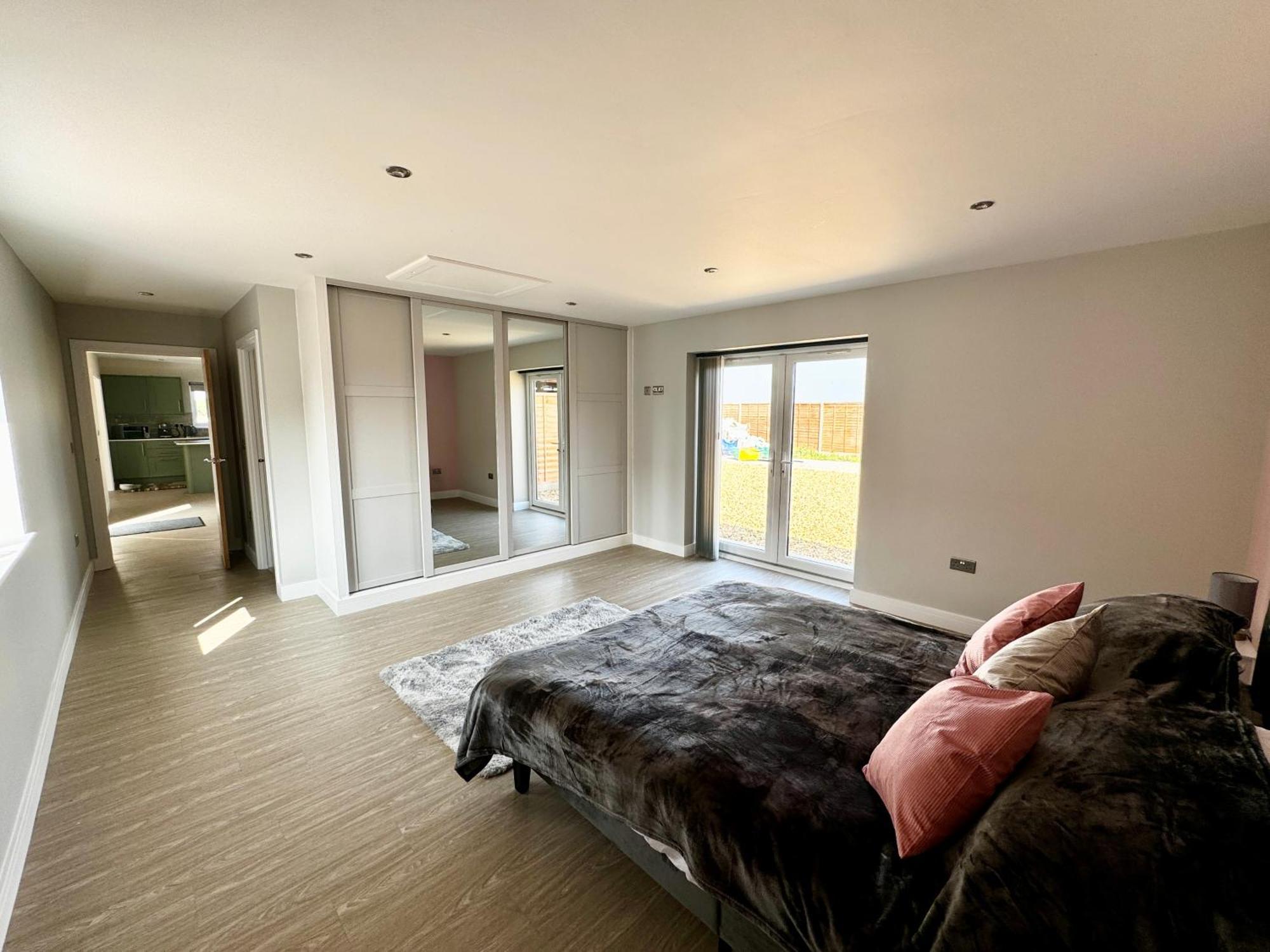 Luxury Isla Cottages, Bourne! Dog-friendly, Countryside Views, Garden, Parking, 5mins Pubs - Family Villa *