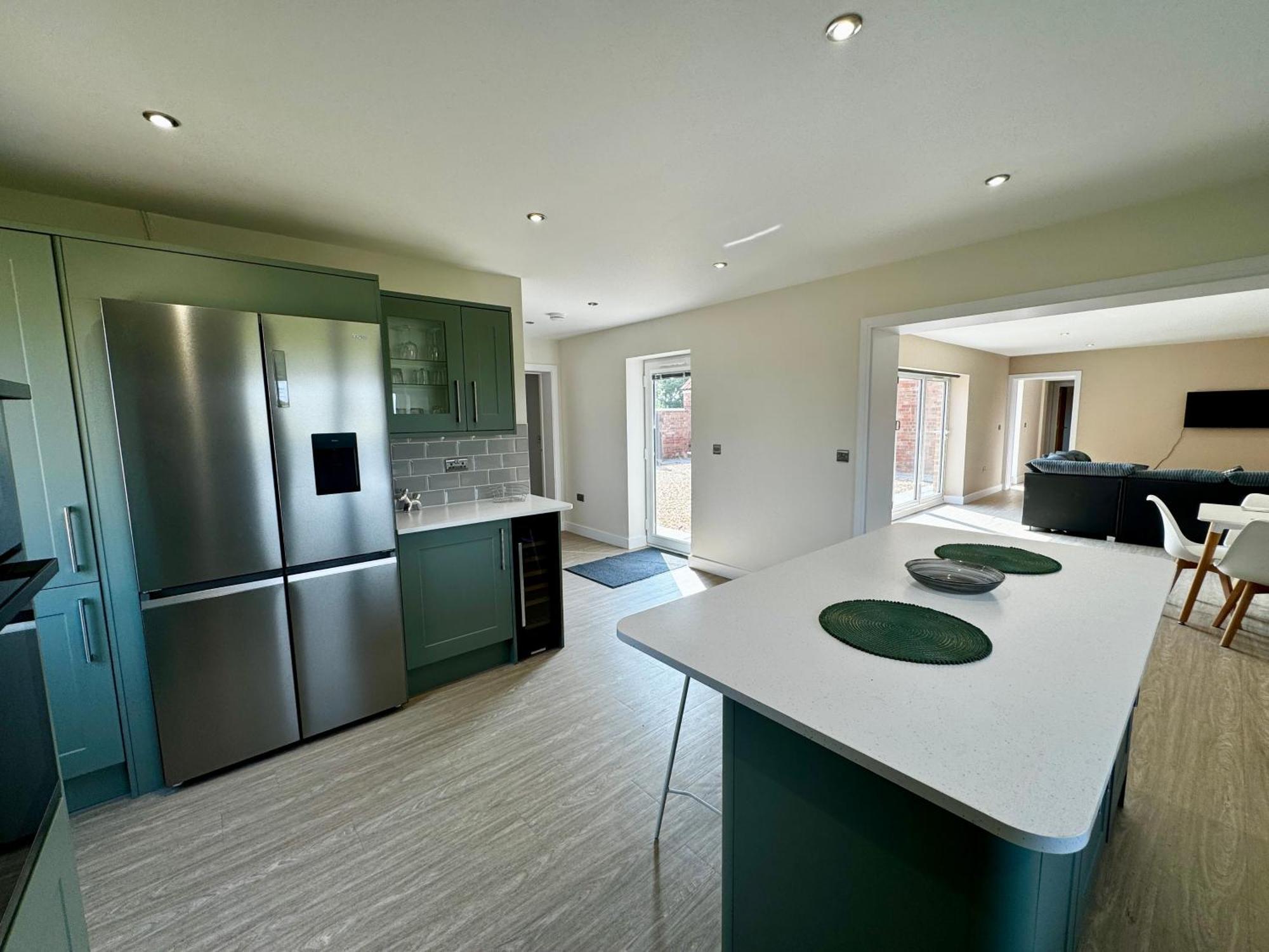 Luxury Isla Cottages, Bourne! Dog-friendly, Countryside Views, Garden, Parking, 5mins Pubs - Family Villa *