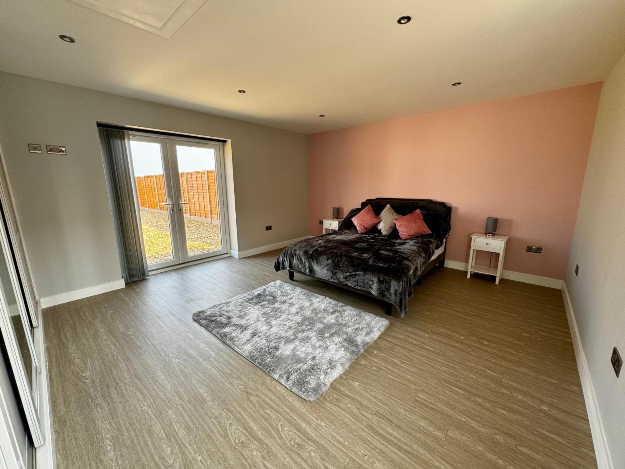 Luxury Isla Cottages, Bourne! Dog-friendly, Countryside Views, Garden, Parking, 5mins Pubs - Family Villa *