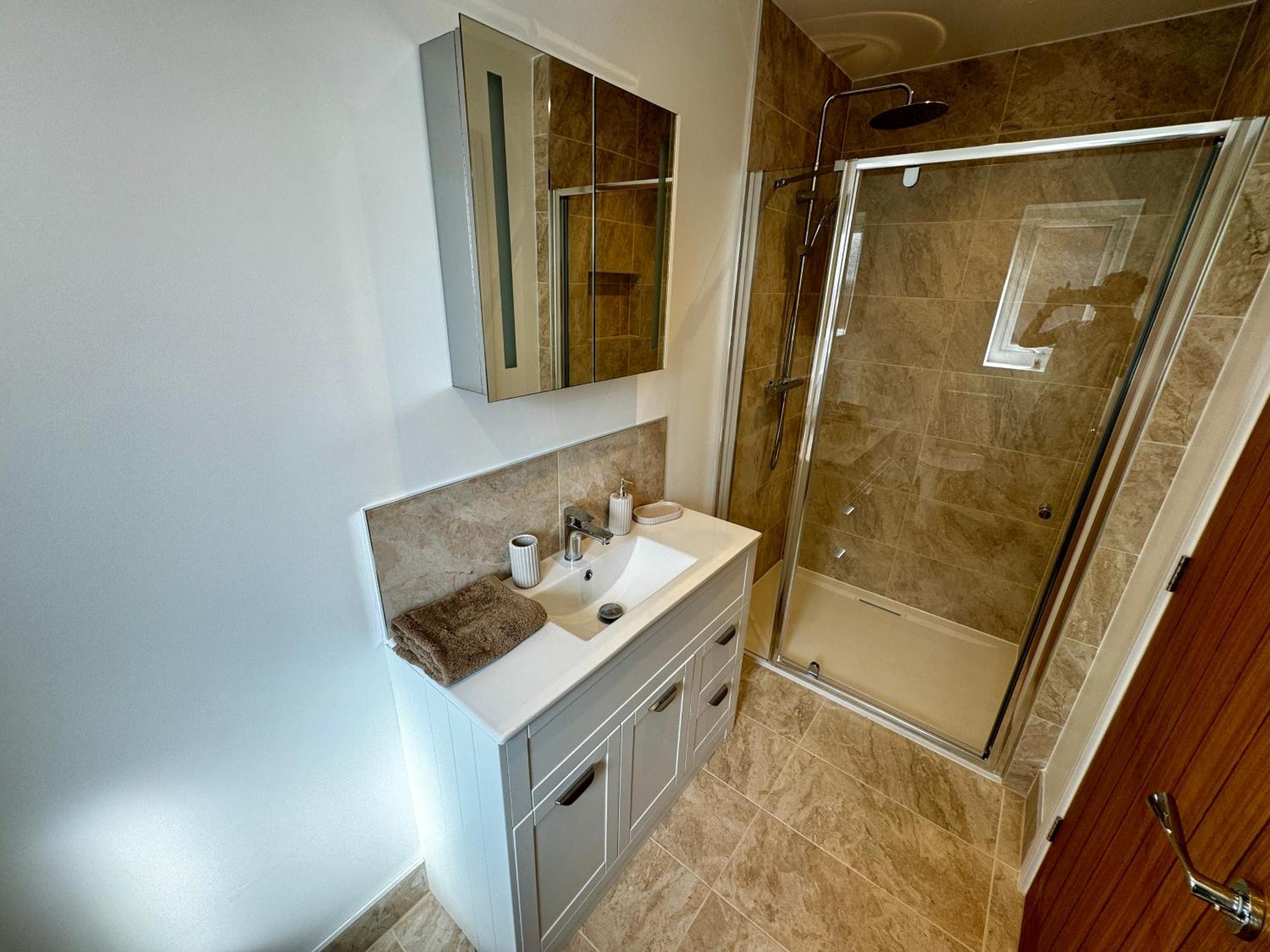Villa Luxury Isla Cottages, Bourne! Dog-friendly, Countryside Views, Garden, Parking, 5mins Pubs - Family