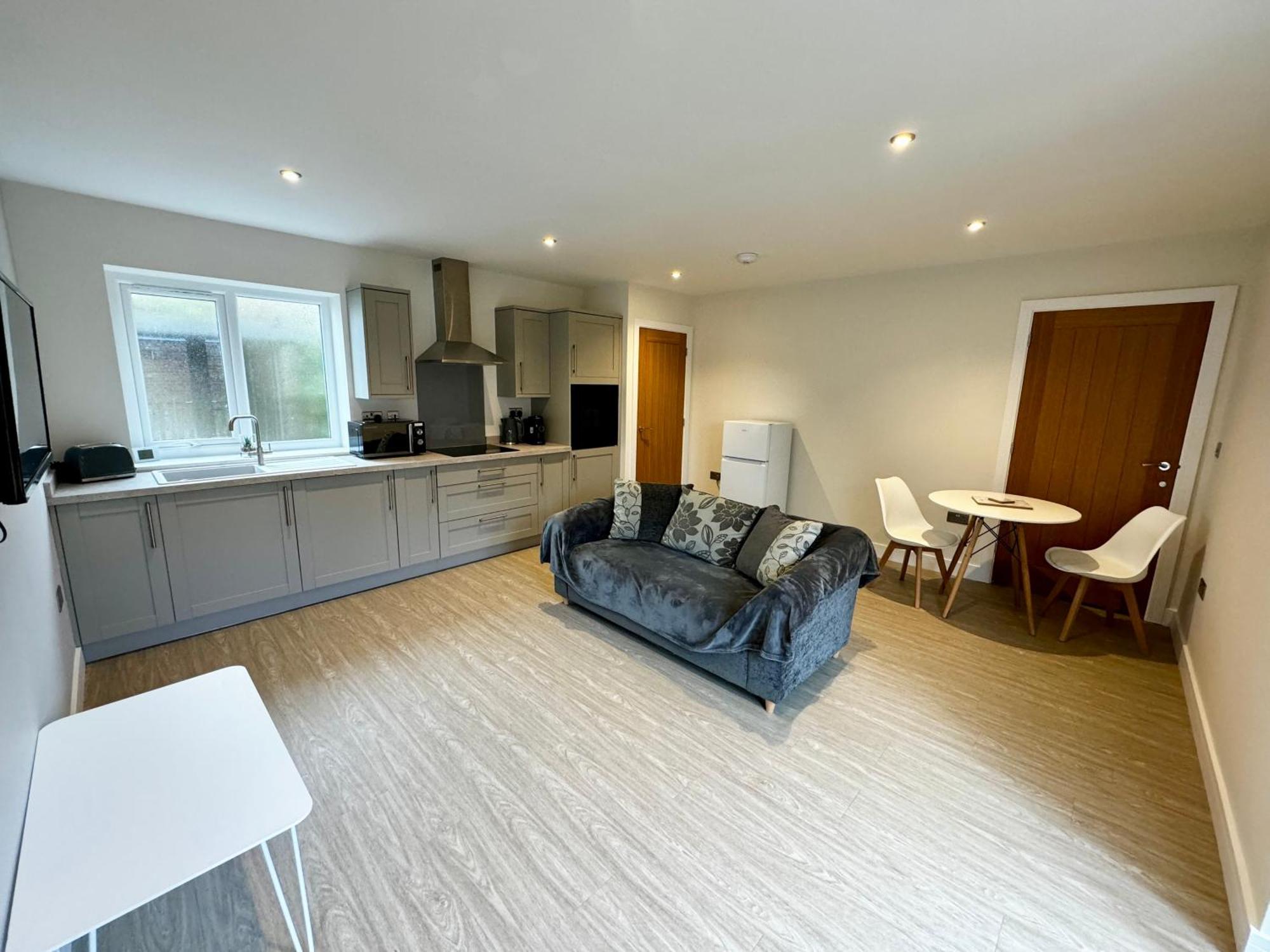 Luxury Isla Cottages, Bourne! Dog-friendly, Countryside Views, Garden, Parking, 5mins Pubs - Family Villa *