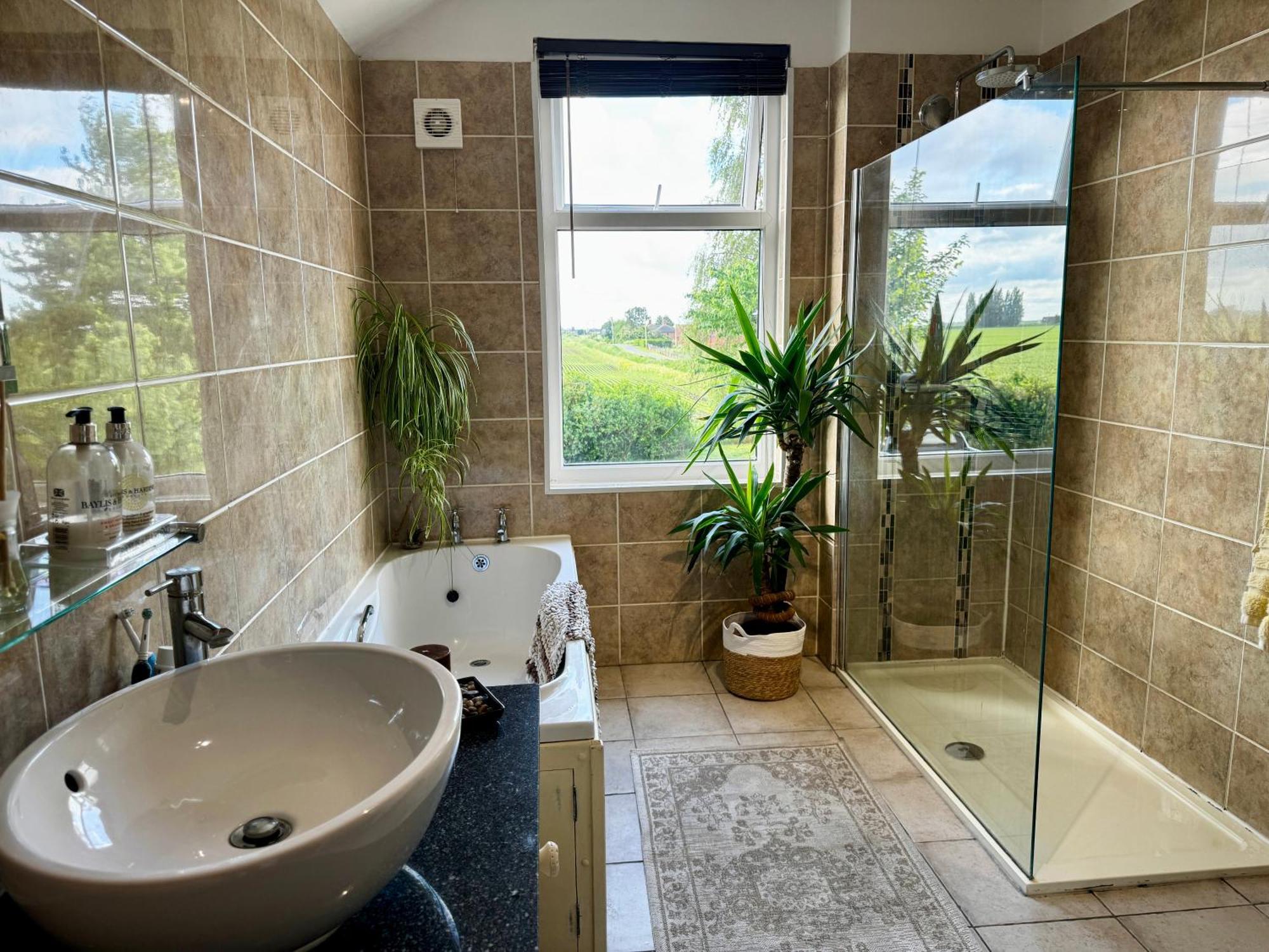 Luxury Isla Cottages, Bourne! Dog-friendly, Countryside Views, Garden, Parking, 5mins Pubs - Family