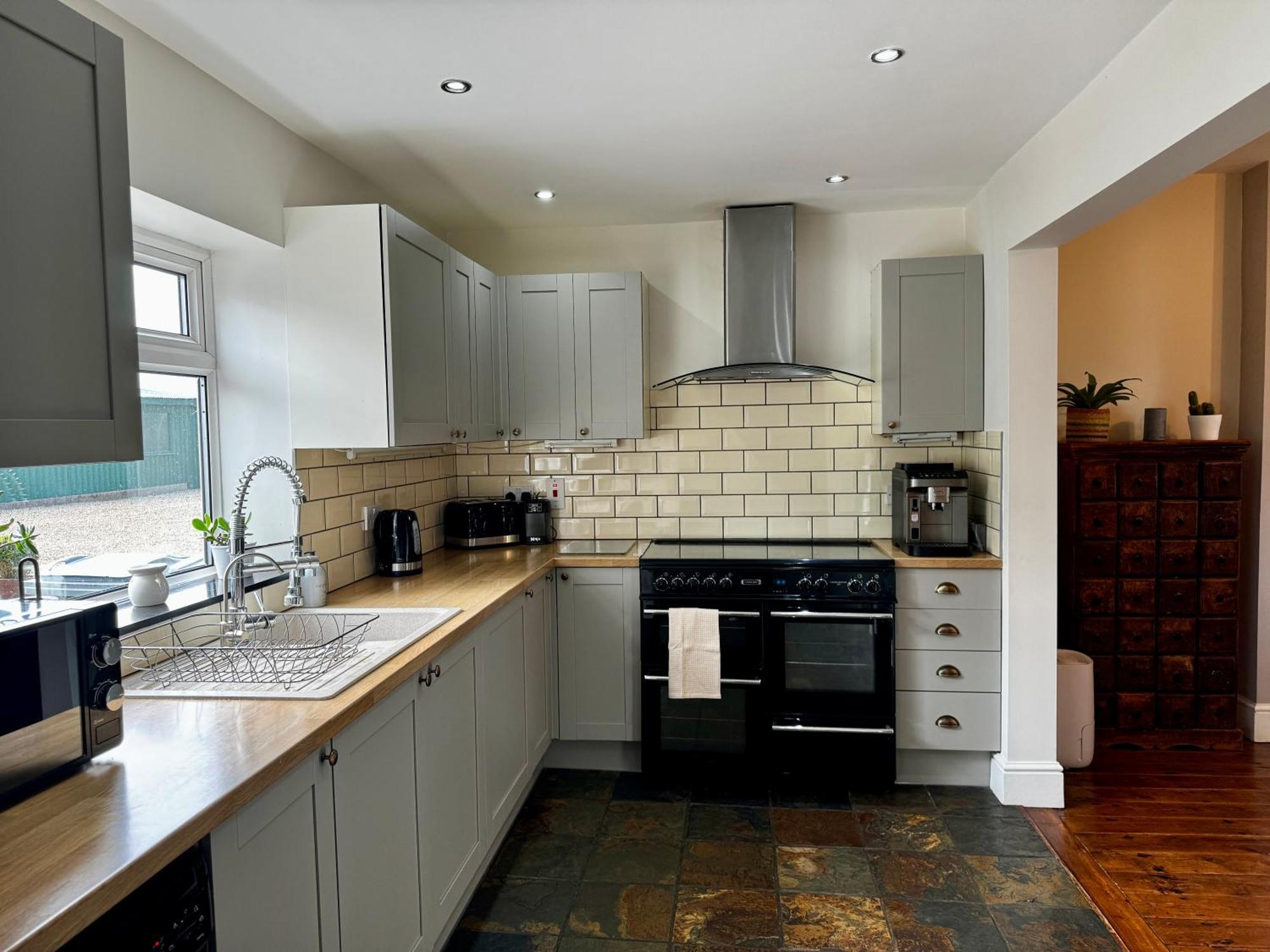 Luxury Isla Cottages, Bourne! Dog-friendly, Countryside Views, Garden, Parking, 5mins Pubs - Family Villa Bourne