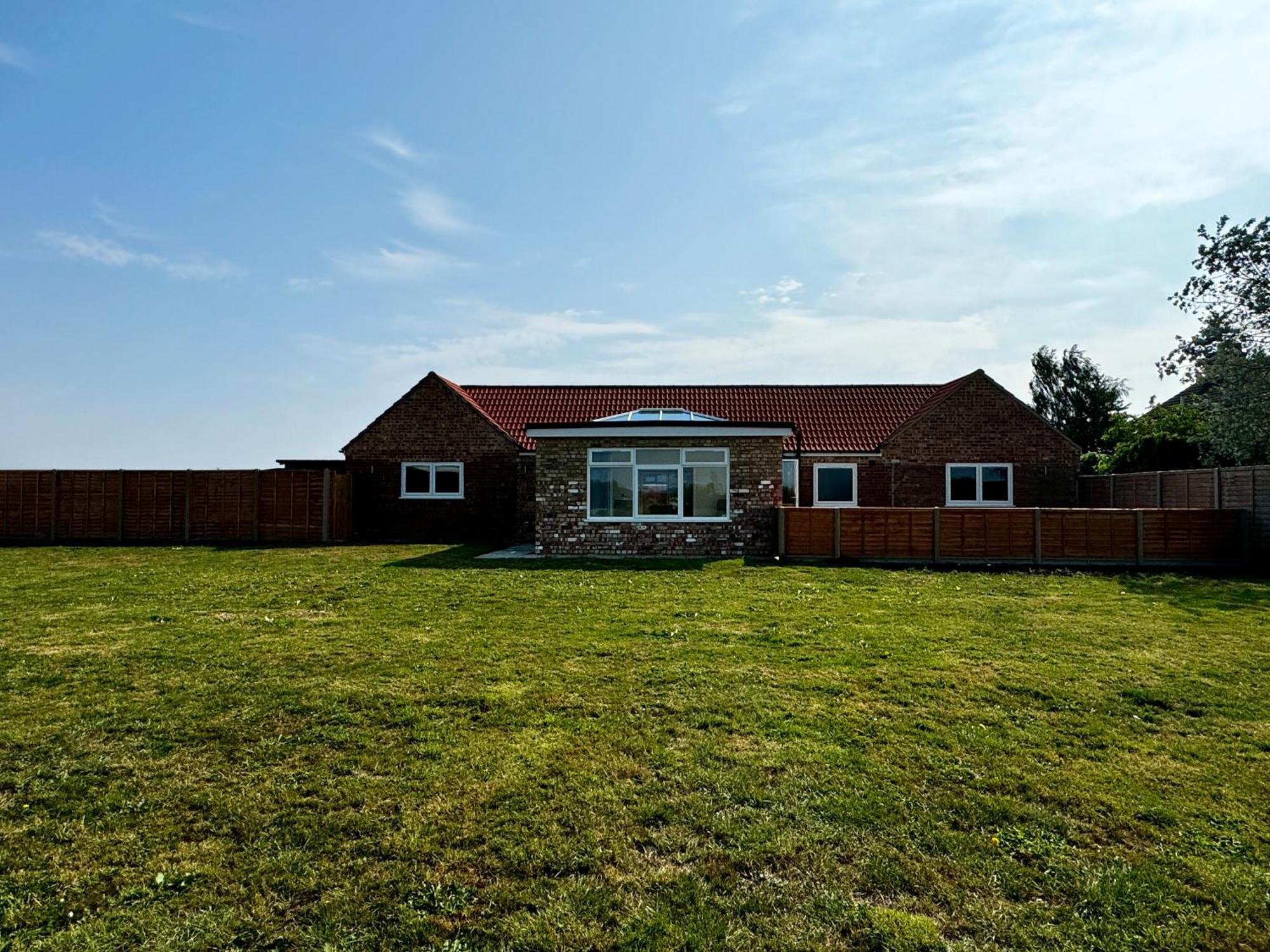Luxury Isla Cottages, Bourne! Dog-friendly, Countryside Views, Garden, Parking, 5mins Pubs - Family