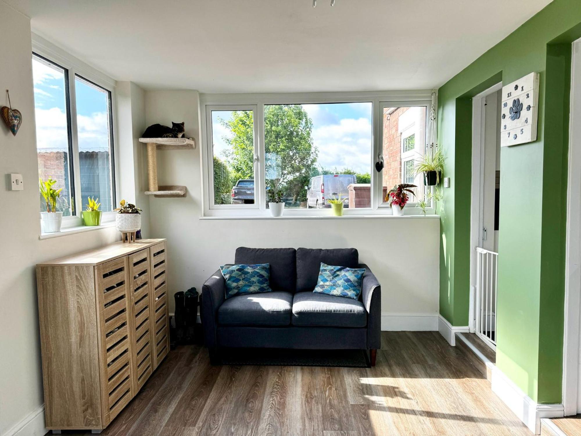 Luxury Isla Cottages, Bourne! Dog-friendly, Countryside Views, Garden, Parking, 5mins Pubs - Family Villa *