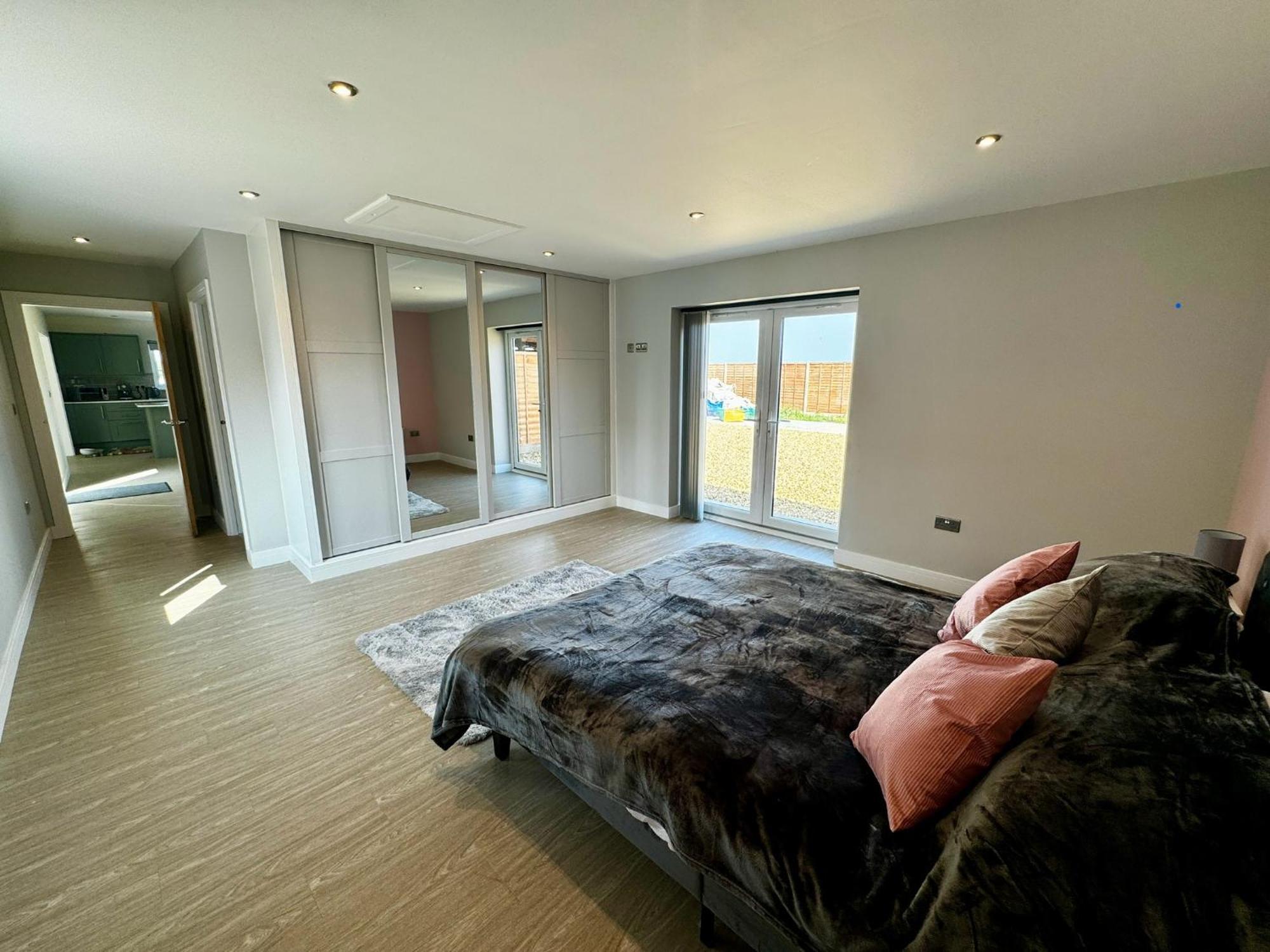 Luxury Isla Cottages, Bourne! Dog-friendly, Countryside Views, Garden, Parking, 5mins Pubs - Family Villa Bourne