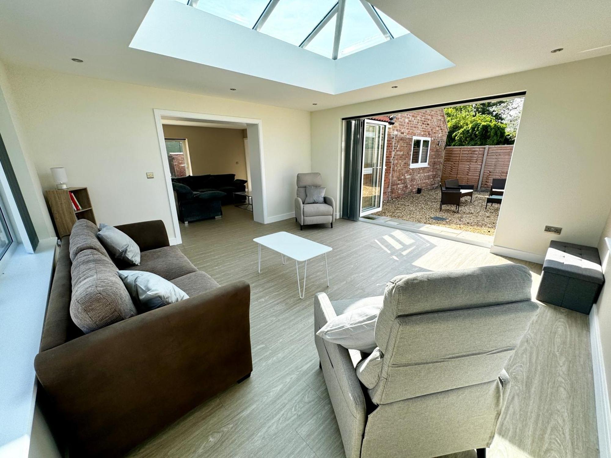 Luxury Isla Cottages, Bourne! Dog-friendly, Countryside Views, Garden, Parking, 5mins Pubs - Family Bourne