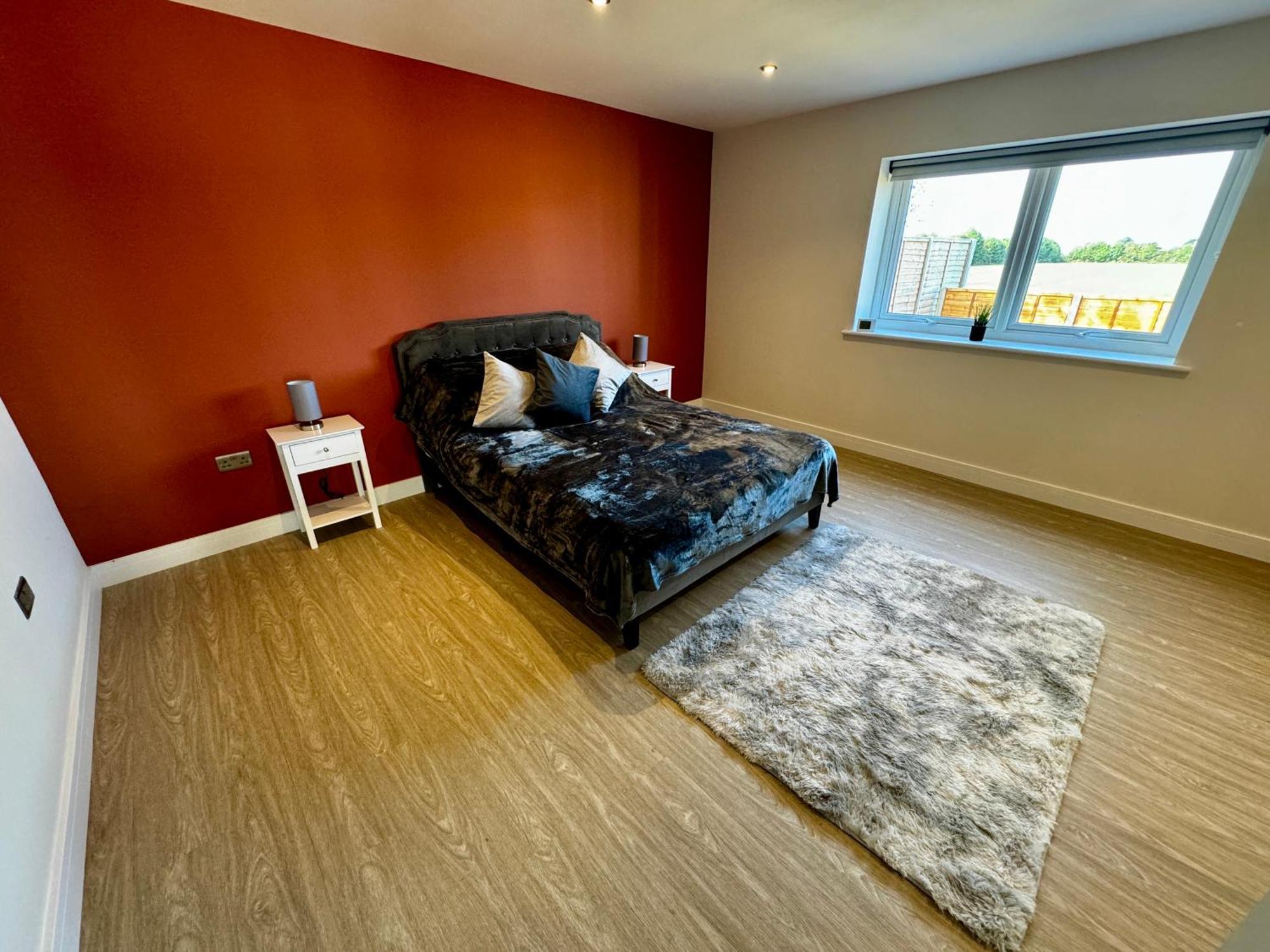 Luxury Isla Cottages, Bourne! Dog-friendly, Countryside Views, Garden, Parking, 5mins Pubs - Family Villa *