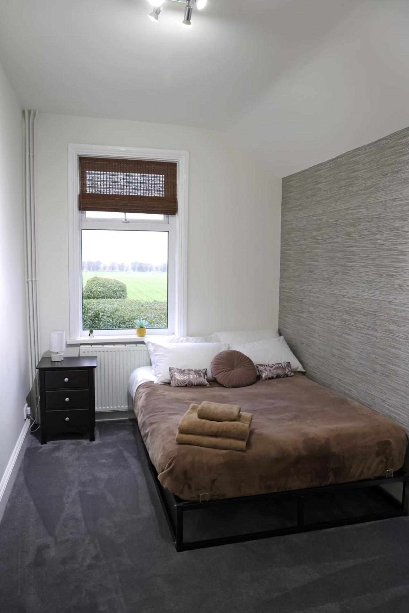 Luxury Isla Cottages, Bourne! Dog-friendly, Countryside Views, Garden, Parking, 5mins Pubs - Family * Bourne