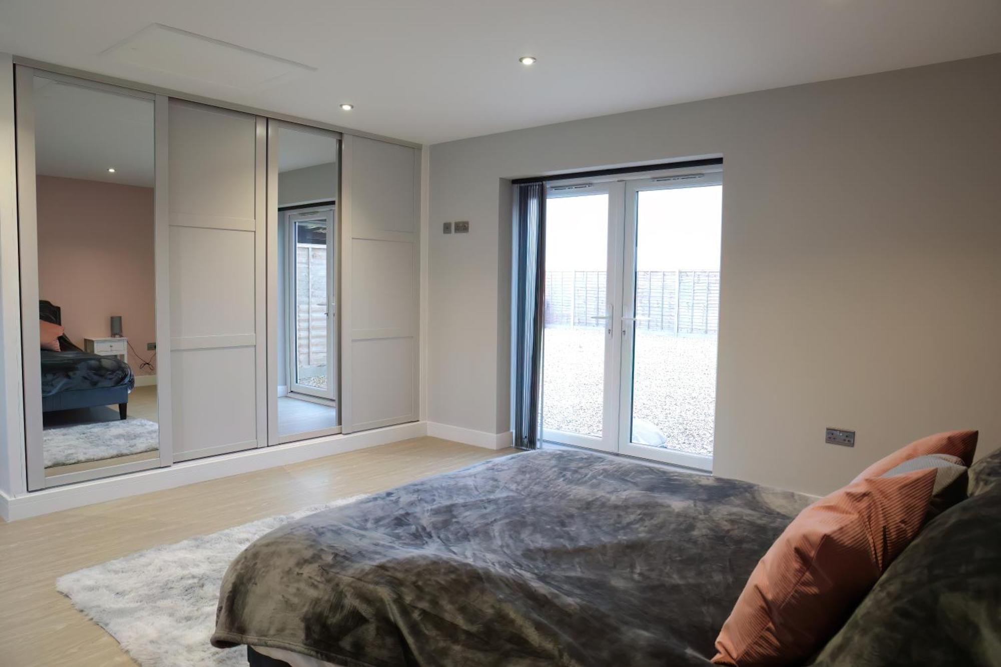 Luxury Isla Cottages, Bourne! Dog-friendly, Countryside Views, Garden, Parking, 5mins Pubs - Family Villa Bourne
