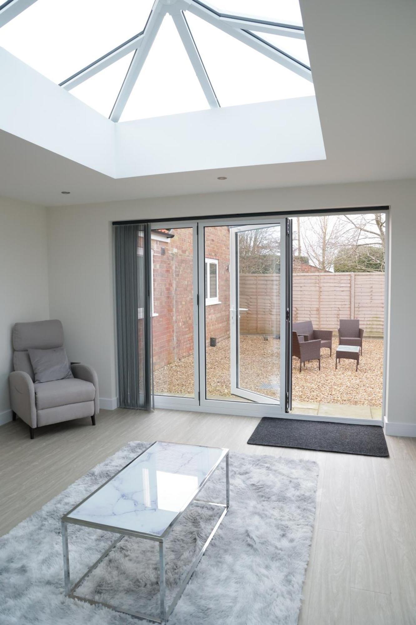 Luxury Isla Cottages, Bourne! Dog-friendly, Countryside Views, Garden, Parking, 5mins Pubs - Family * Bourne