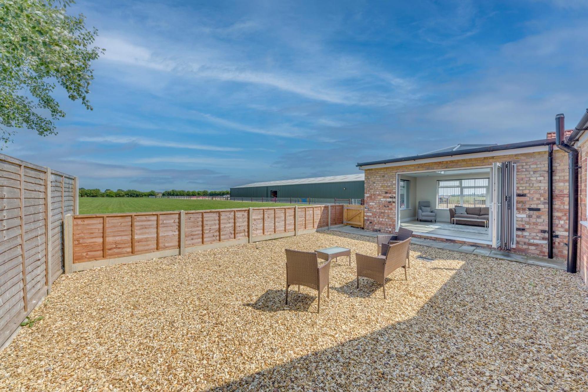 Luxury Isla Cottages Bourne, Dog Friendly With Garden, Parking, Countryside Views, Family Holidays & Easy Access To Town *