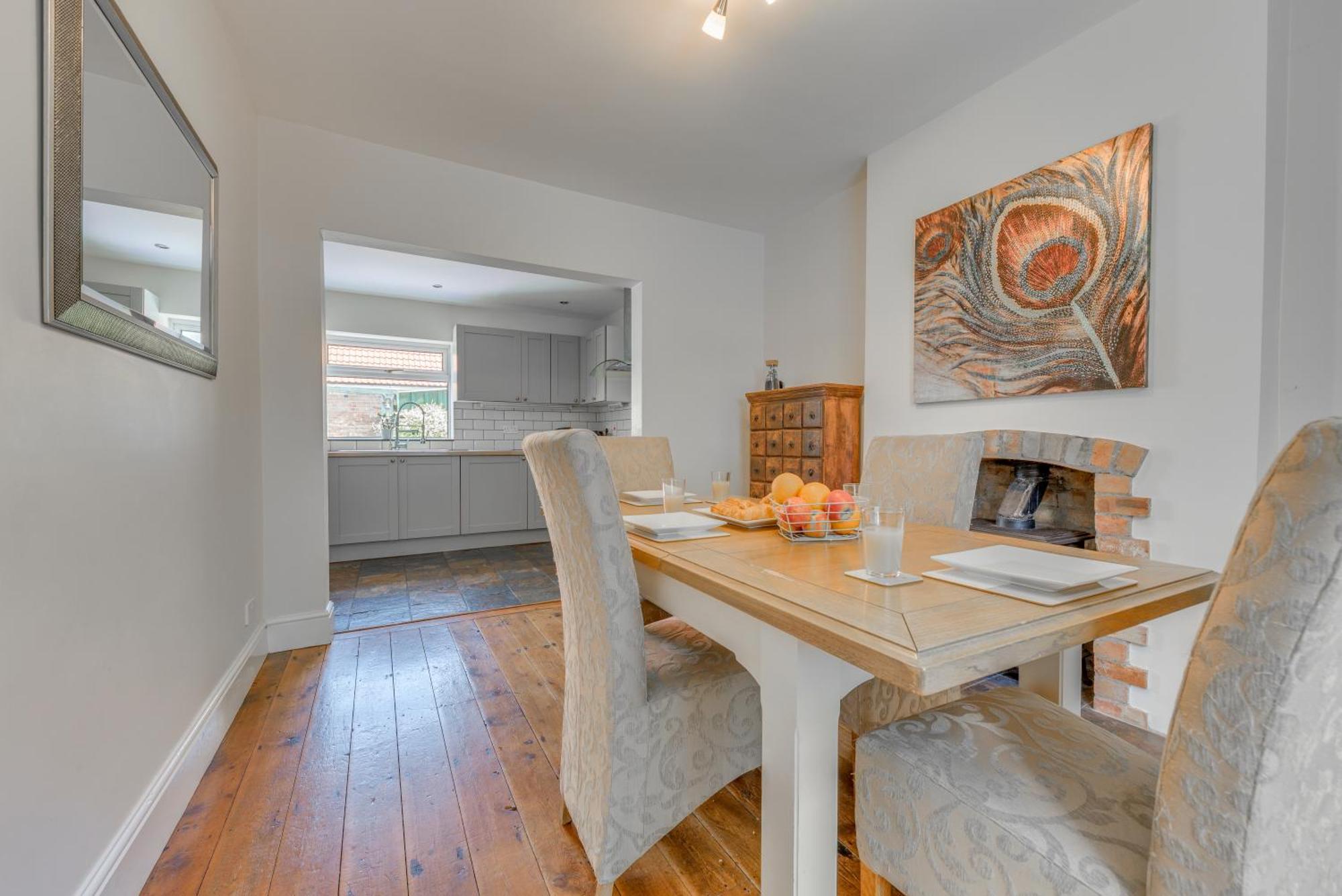 Luxury Isla Cottages Bourne, Dog Friendly With Garden, Parking, Countryside Views, Family Holidays & Easy Access To Town *